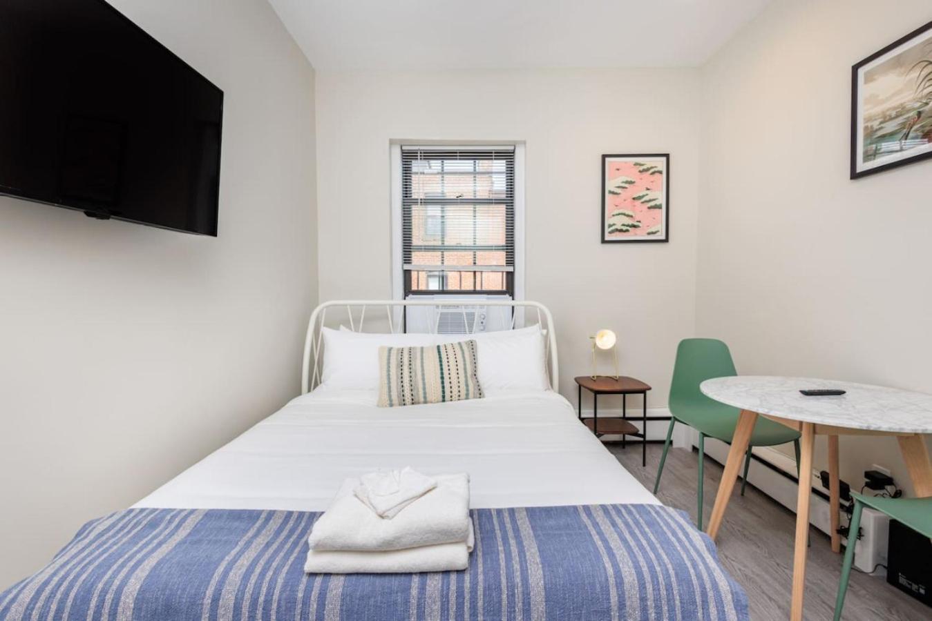 Compact Back Bay Apartment *